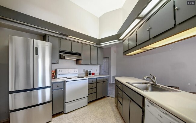Building Photo - 4944 Summit Cir