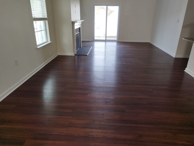 Building Photo - Spacious 5-Bedroom Home