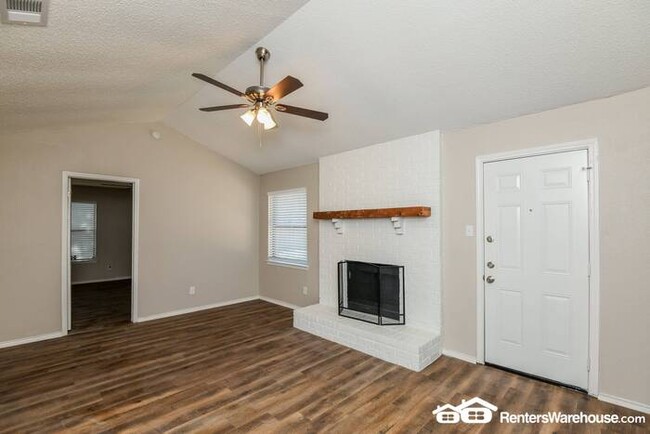 Building Photo - Price Reduction! Newly renovated 3 bed/2 b...
