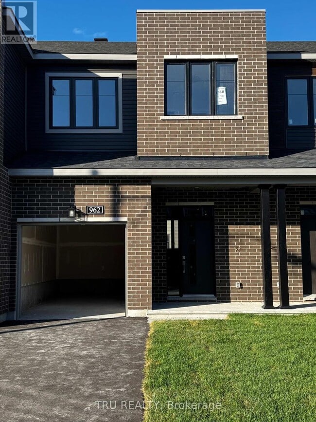 Building Photo - 962 Eileen Vollick Cres