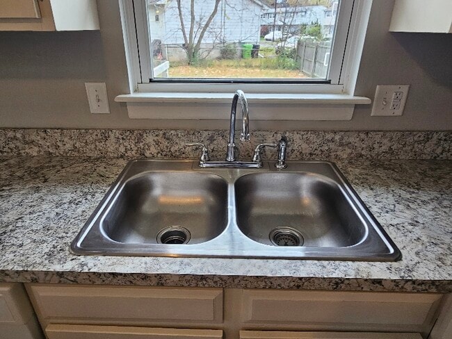 Foto del edificio - 608 Sunflower Dr