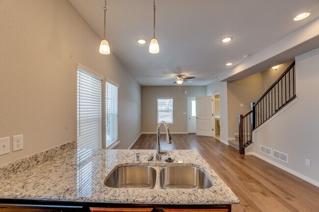 Foto del edificio - Stunning 3 Bedroom 2 Bathroom townhome in Fort Collins!