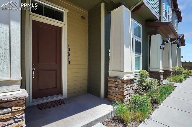 Foto del edificio - Beautiful 2 bedroom townhouse near Pine Cr...
