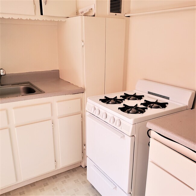 Kitchen - 715 N Hayworth Ave