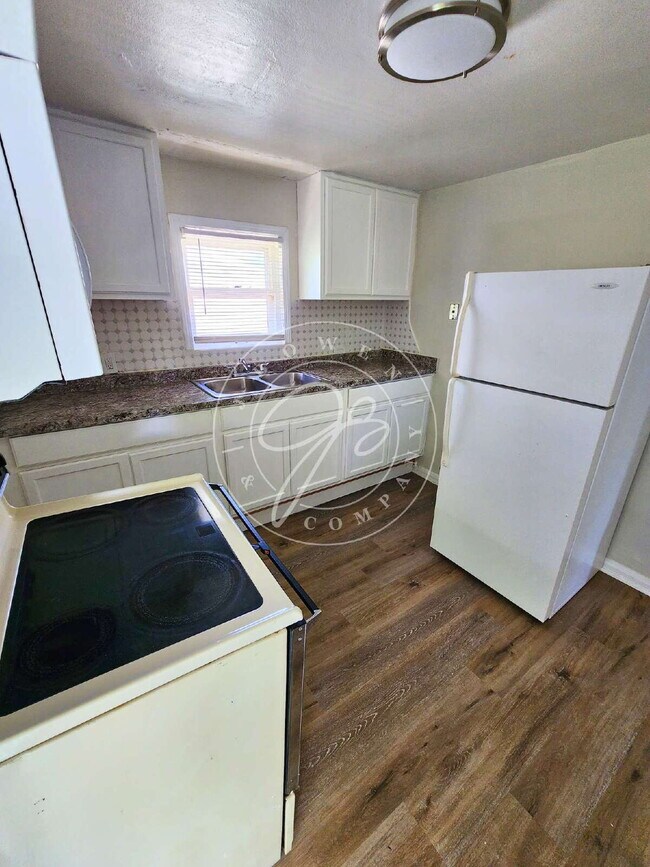 Building Photo - Updated West Toledo Upper unit! 2 Bedroom – Water Included!