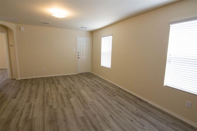 Foto del edificio - 364 Upper Creek Dr