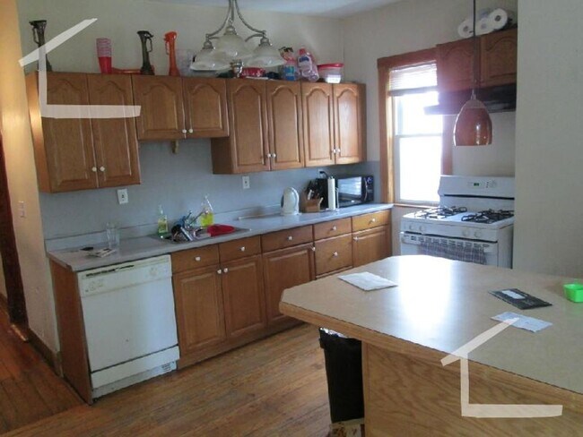 Building Photo - nice 4 bed in oak square