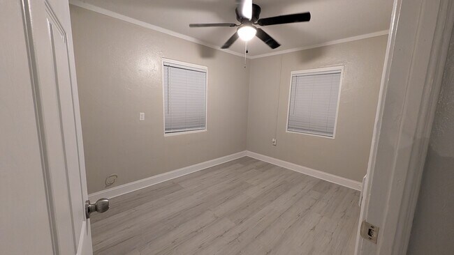 Building Photo - 208 Spencer Pl