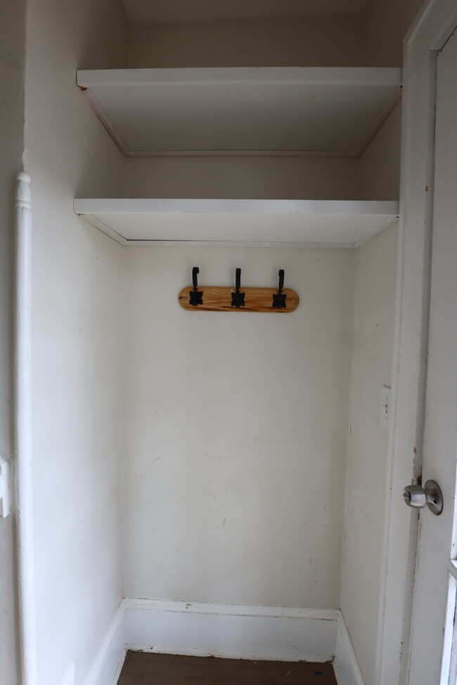 Entry - 114 E Maple St