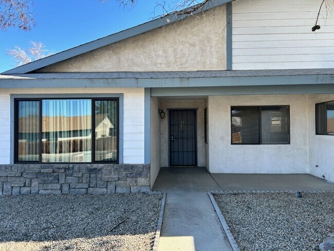 Foto del edificio - PLEASE CONTACT VAUGHN REALTY TO SET UP AN APPOINTMENT (760)446-6561