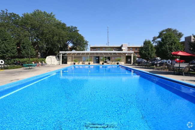 Pool - Forest Glen Apartments
