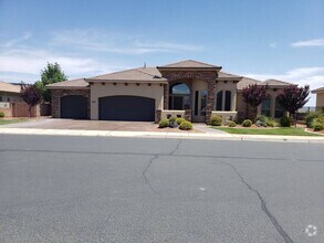 Building Photo - 633 Rainier Dr