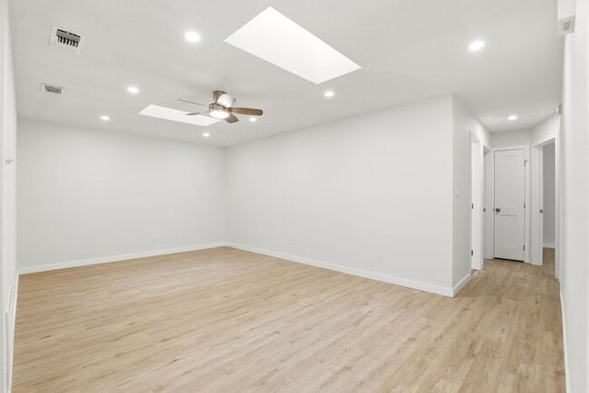 Building Photo - Updated 3-Bedroom Duplex with Modern Finishes in Oviedo