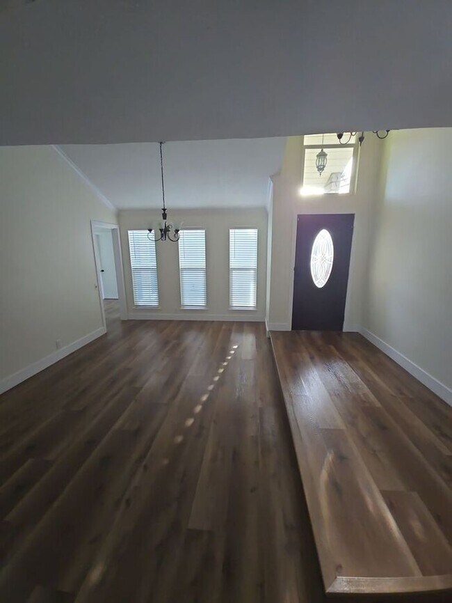 Foto del edificio - 2102 Gray Falls Dr