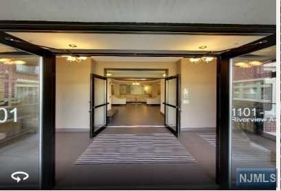 Building Photo - 4426-426 Riverview Ave