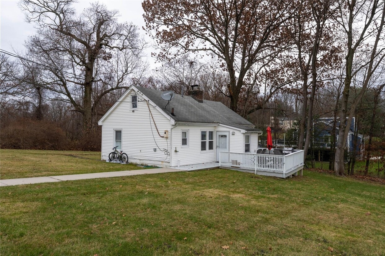 Primary Photo - 128 Mahopac Ave