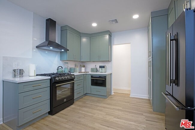 Building Photo - 953 N Martel Ave