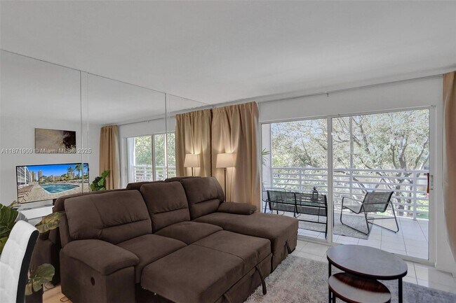 Foto del edificio - 17801 N Bay Rd