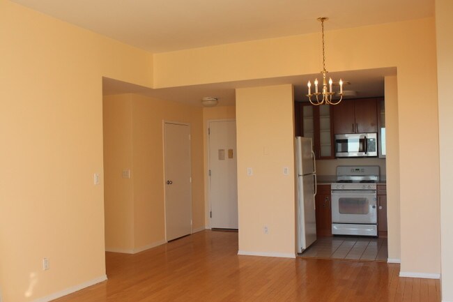 Building Photo - 45 Oceana Dr E