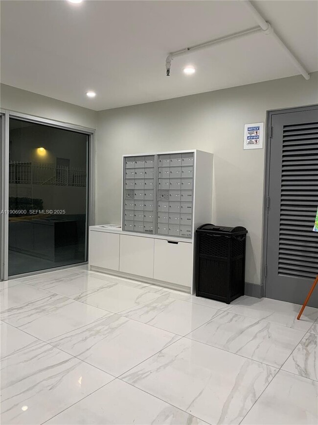 Foto del edificio - 395 NE 21st St