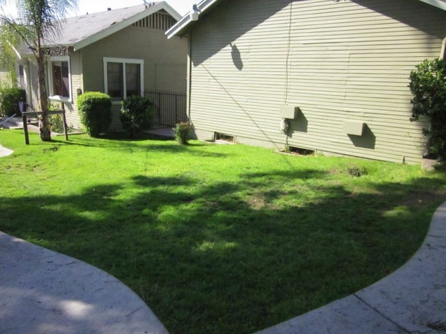 Photo - 2115 N Raymond Ave (Altadena, CA) Apartment
