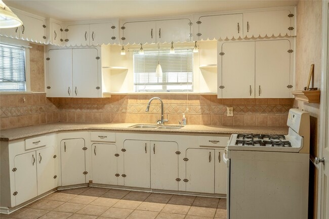 Building Photo - 2218 Chapman St