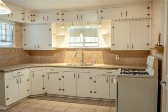 Building Photo - 2218 Chapman St