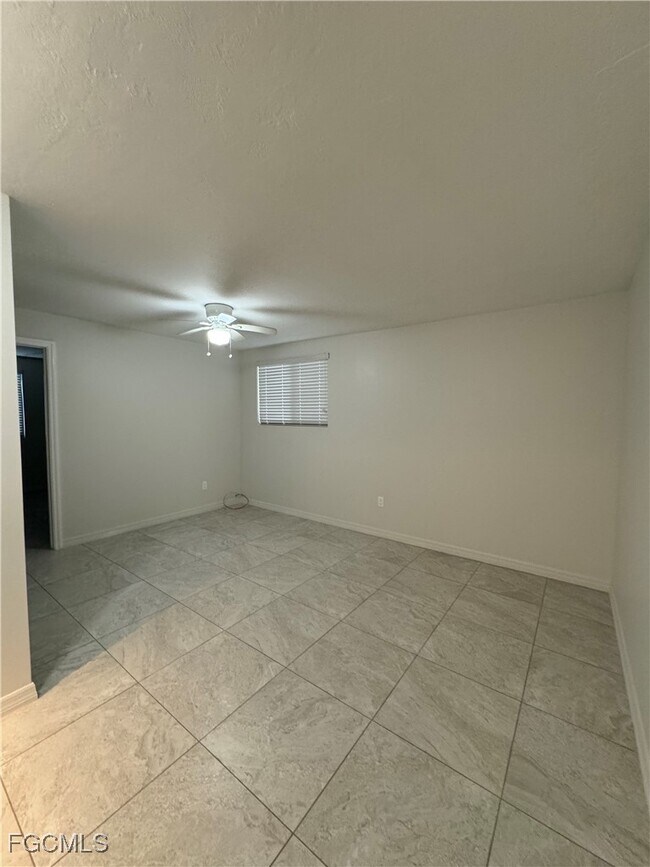 Foto del edificio - 7961 Gladiolus Dr