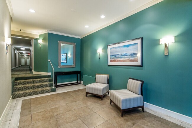 Foto del edificio - Rare Large Efficiency (552 Sq Ft) Close To...