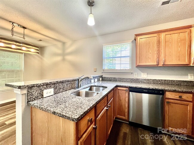 Foto del edificio - 6033 Briggs Dr
