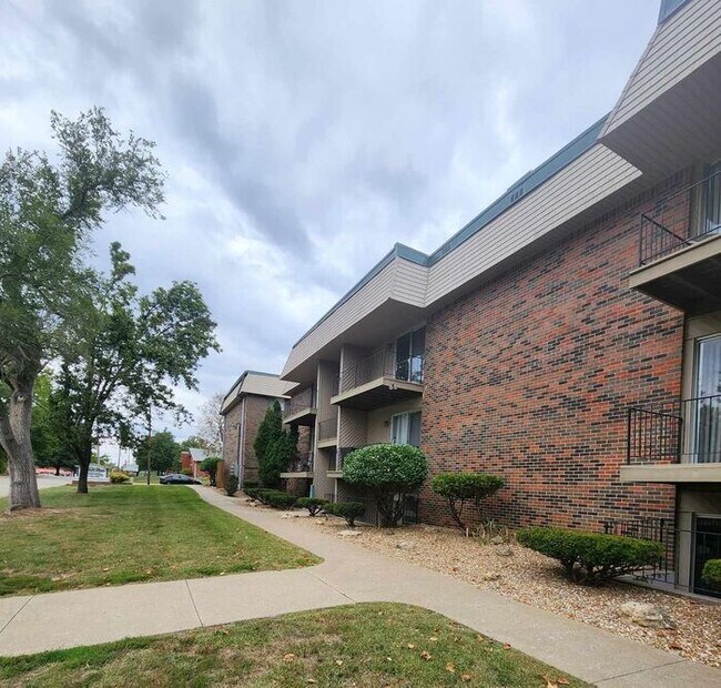 Building Photo - 2 Bedroom Apartment with 2 Balconys