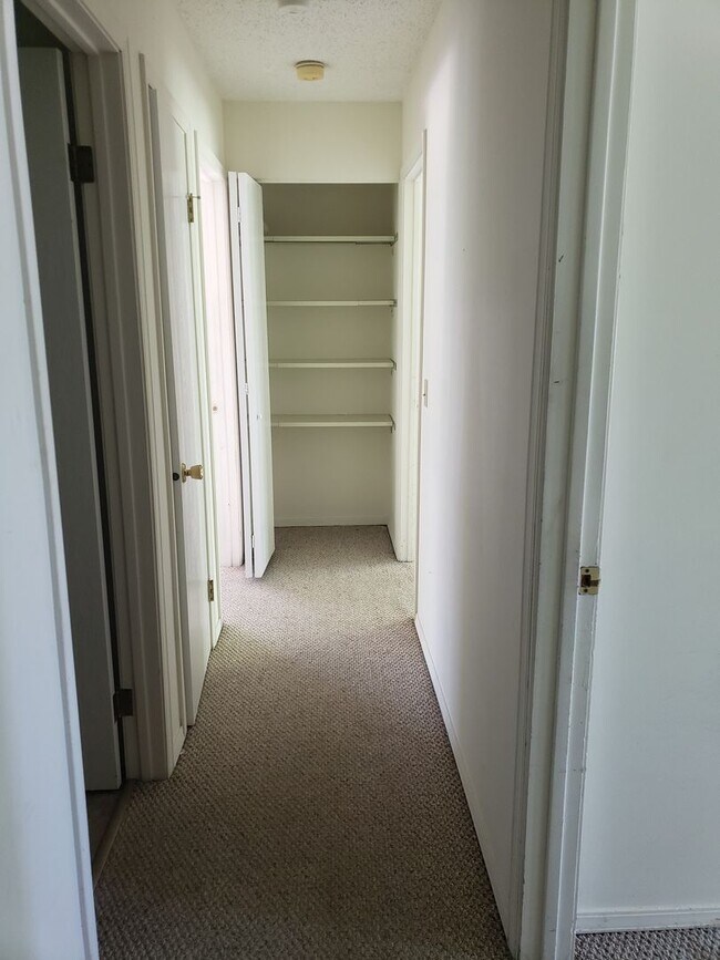 Building Photo - 3 bed 2.5 bath close to Parkland