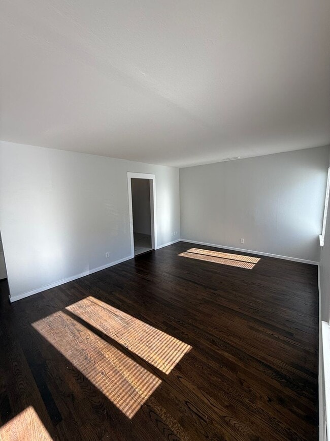 Building Photo - Updated Redwood City Home! New Bath, Fresh...