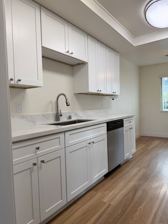 Building Photo - Classic 3Br/2Ba Bottom Level Condo in Campana Villas W/ Golf Course View