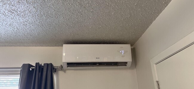 Building Photo - 1915 Fairlawn Ln