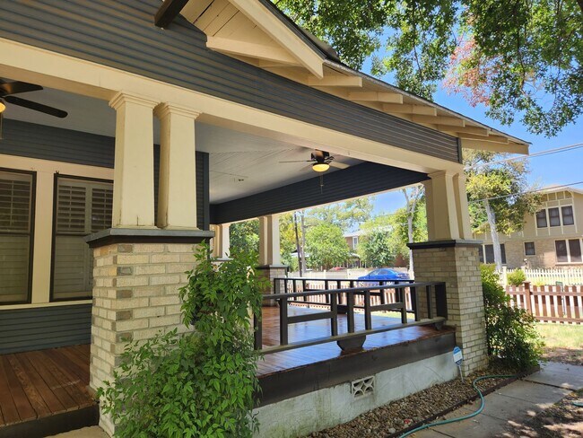 Foto del edificio - Beautiful Era Specific  Built Ins /  Wrap Around Front Porch / Downtown New Braunfels / TONS of U...