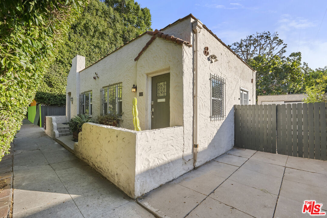 Foto principal - 7560 Willoughby Ave