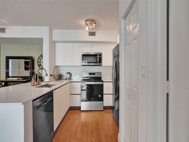 Building Photo - 1155 Brickell Bay Dr