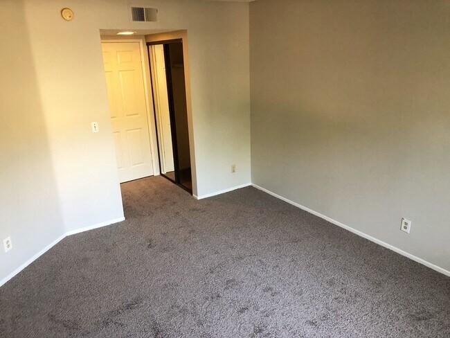 Foto del edificio - 2 bedroom 2 bathrooms Available NOW