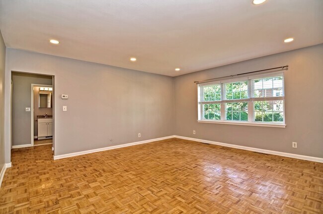 Building Photo - 35 Lake Shore Ct