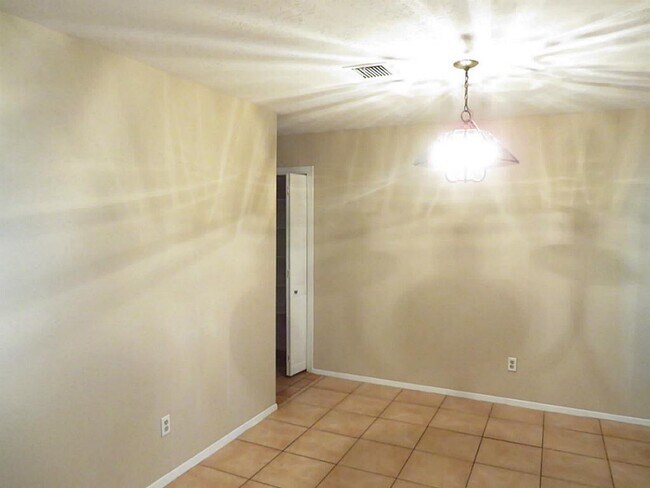 Building Photo - 2335 Strait Ln