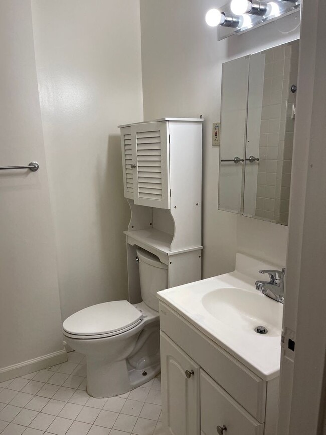 Building Photo - Fabulous LOCATION -- Studio located in Grosvenor Park with ALL UTILITIES included.