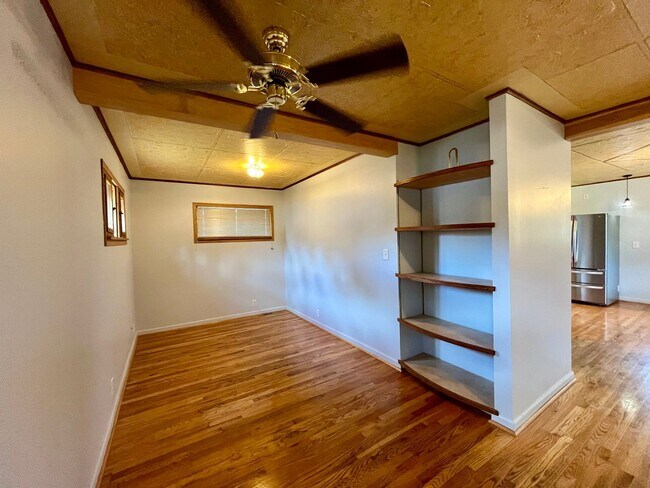 Building Photo - Charming 3-Story Home with Modern Amenities - Pet Friendly!