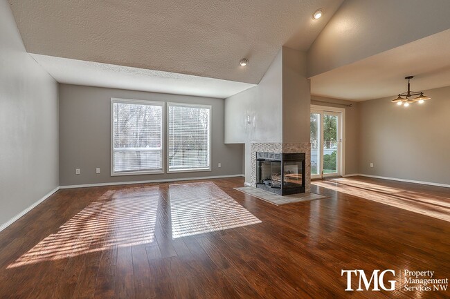 Building Photo - Modern Style 3 Bed 2.5 Bath Home with Larg...