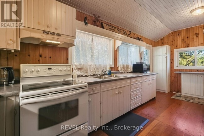 Building Photo - 2862 Vimy Rd