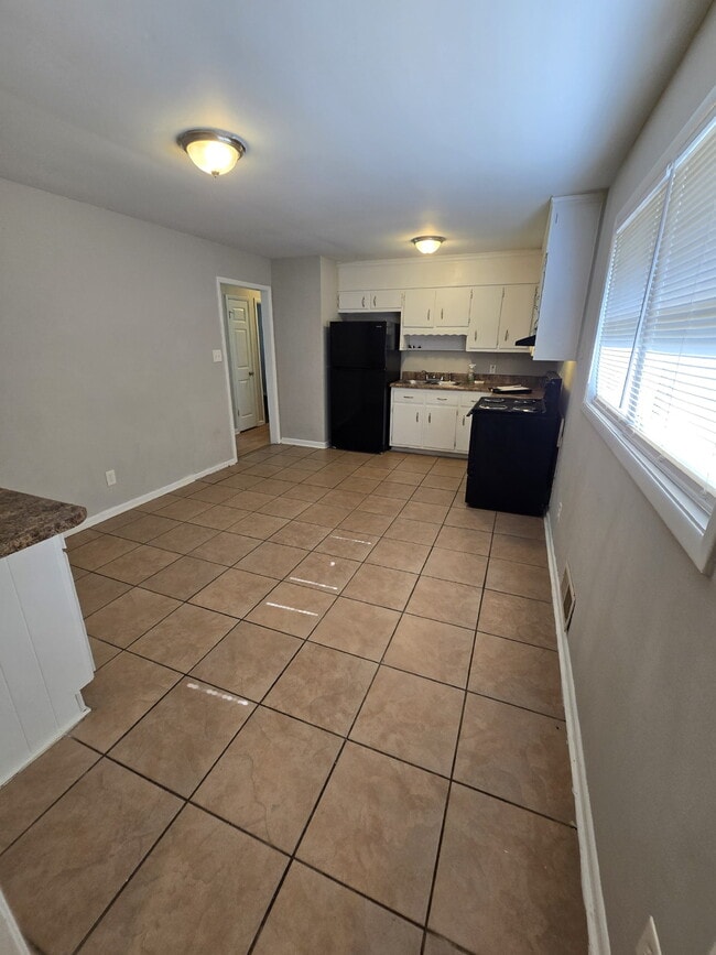 Building Photo - "Charming Full Brick, 3-Bed Oasis in Hampton, GA with 1.5 Baths – Your Perfect Retreat Awaits!"