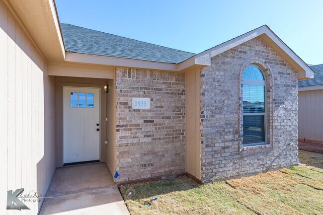 Foto del edificio - NEW CONSTRUCTION! 3 bed, 2 bath, 2 car garage