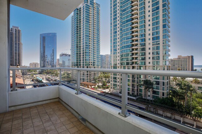 Foto del edificio - Rare Availability in Sapphire Tower!