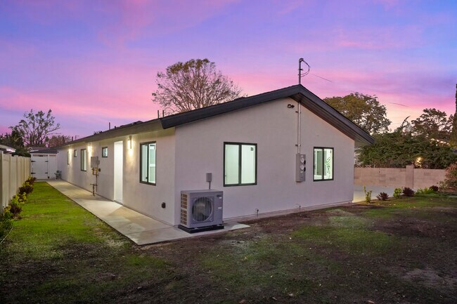 Building Photo - 2352 E Delia Ln