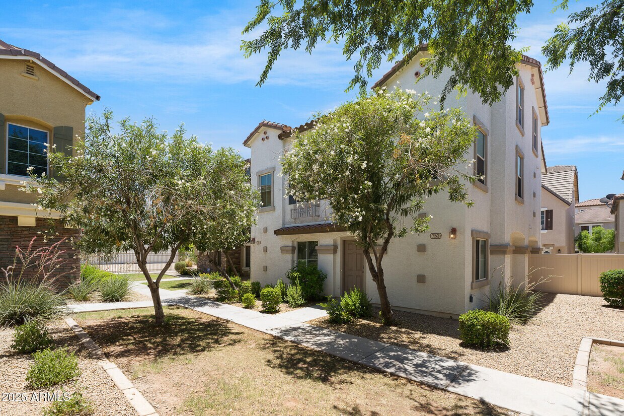 Primary Photo - 751 N Port Dr